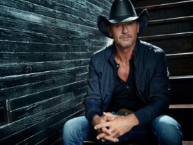 Tim McGraw Reps a Caitlin Clark Jersey at Concert in Iowa: See Videos